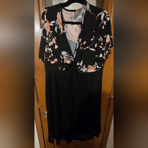 New Never Worn - Black Dress With A Peach & White Floral Design, Fits Like A 2XL - Picture 2 of 6